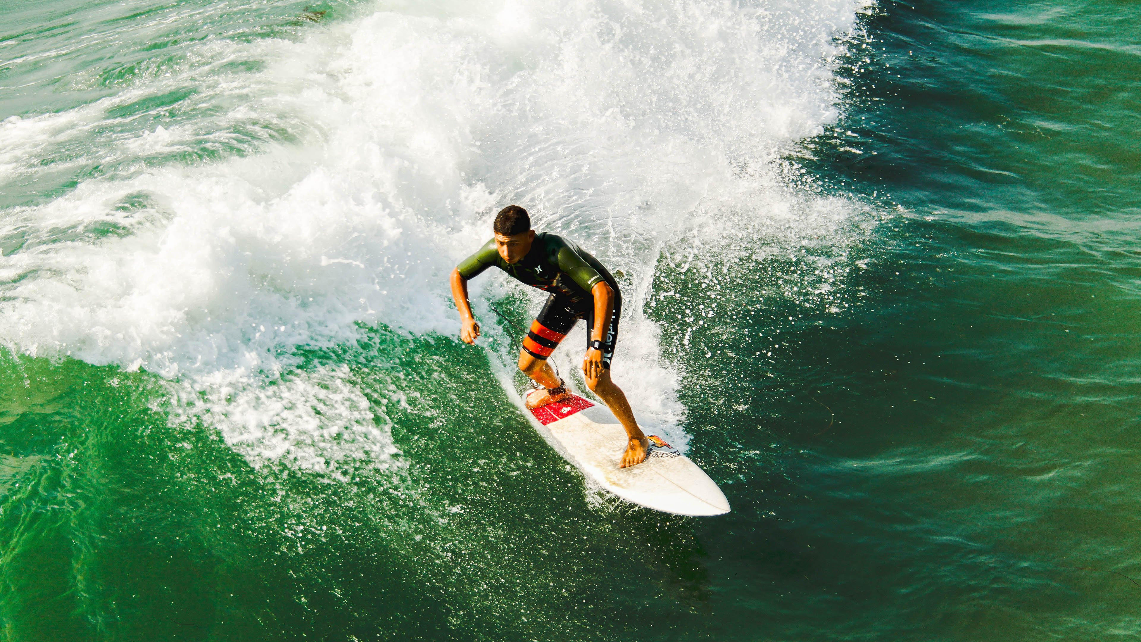 开云体育下载-巴林之夜，贝恩以个人能力重绘F1战术版图